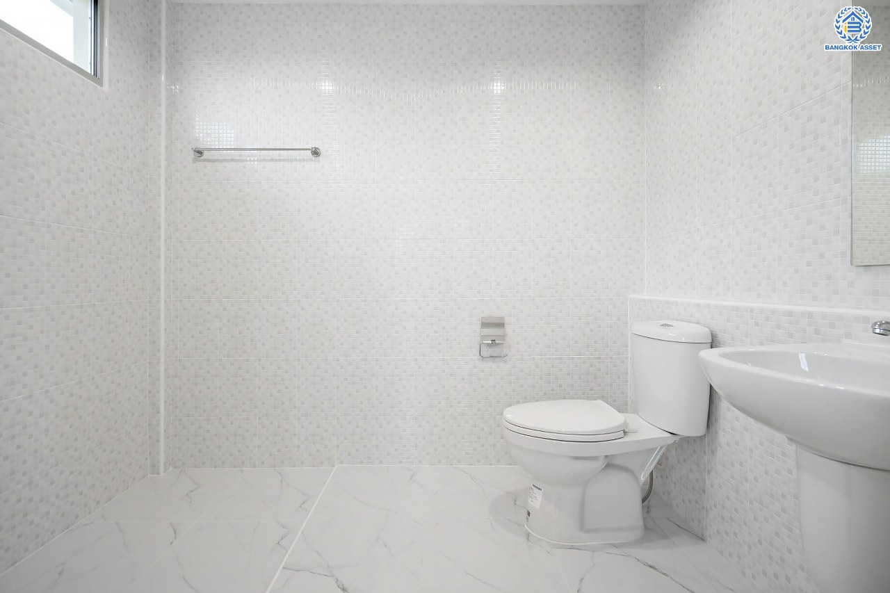 บ้านมือสองตกแต่งใหม่ คุณภาพแบรนด์ LH โครงการ ชัยพฤกษ์ ราชพฤกษ์-แจ้งวัฒนะ เนื้อที่ 58.4 ตร.ว. ฟังก์ชัน 3 ห้องนอน 3 ห้องน้ำ 2 ที่จอดรถ ภายในตกแต่งหรูหรา บนทำเลศักยภาพติดถนนราชพฤกษ์ เชื่อมสู่แจ้งวัฒนะได้อย่างรวดเร็ว และเพียง 10 นาทีถึงรถไฟฟ้า "สถานีบางรักใหญ่" จุดขึ้นทางด่วน "ศรีรัช" โรบินสัน ไลฟ์สไตล์ ราชพฤกษ์ และ โลตัส นอร์ธราชพฤกษ์